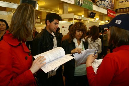 Tinerii, atraşi de firmele de renume