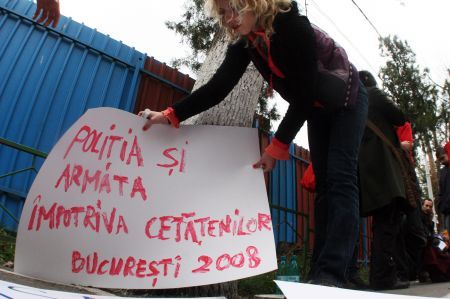 Activiştii anti-NATO au protestat cu tobe şi pancarte