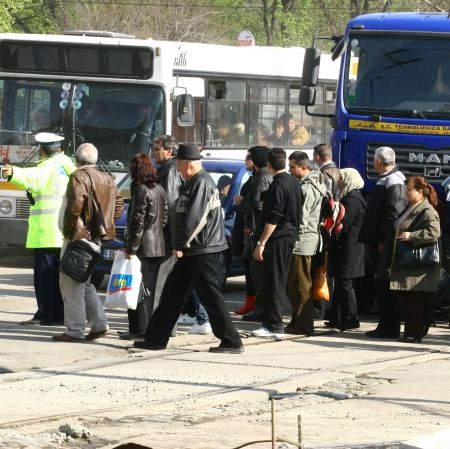 Apocalipsa rutieră: o întreagă zi, mii de oameni blocaţi în trafic