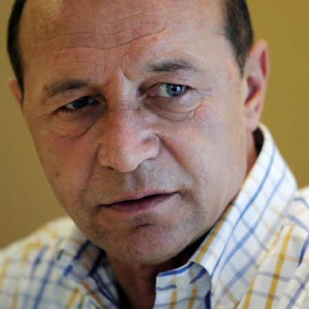 Băsescu: „Blaga îl pulverizează pe Mitrea“
