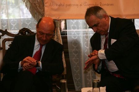 Băsescu l-a sfătuit pe Vosganian să rămână „poet“ şi „scriitor“