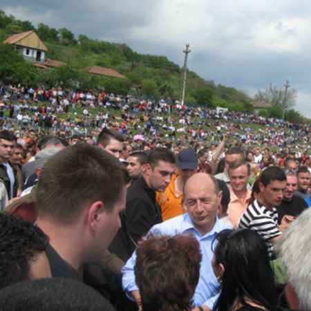 Băsescu, la o petrecere câmpenească în judeţul Dolj