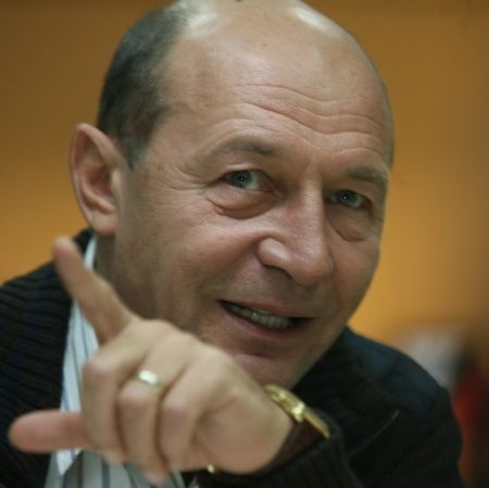 Băsescu pune condiţii înainte să suplimenteze trupele