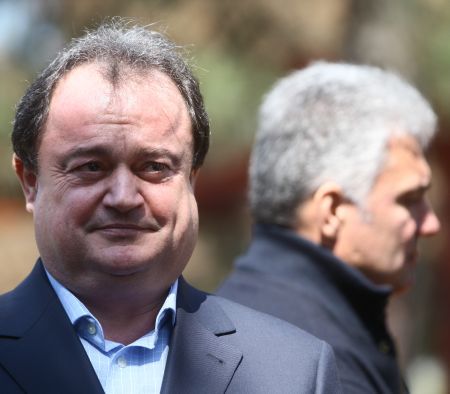 Blaga - lansat la primărie, Mitrea - scos la încălzire