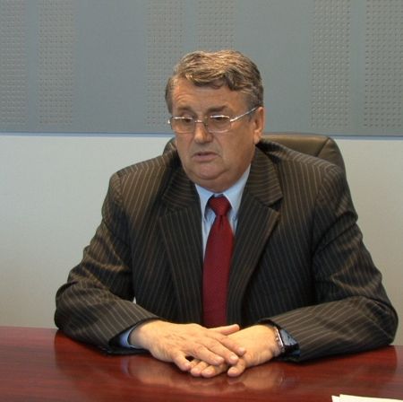 Comunistul Iliescu, speranţa liberalilor