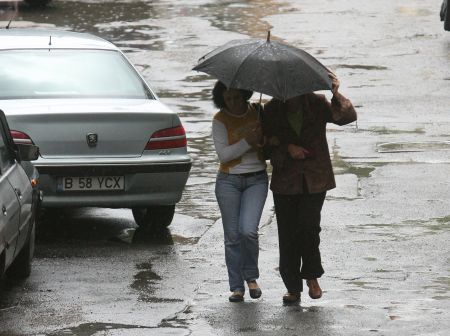 De mâine, va ploua în toată ţara