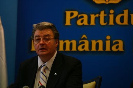 Disidenţii din PRM cer capul lui C.V. Tudor