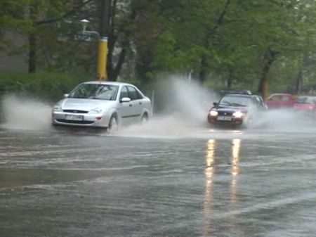 Frig şi inundaţii la malul mării
