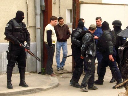Militanţii anti-NATO au ieşit în stradă