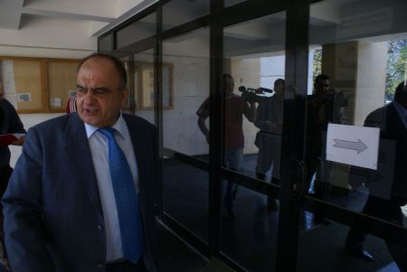 Păpuşarul examenelor auto, cercetat în libertate