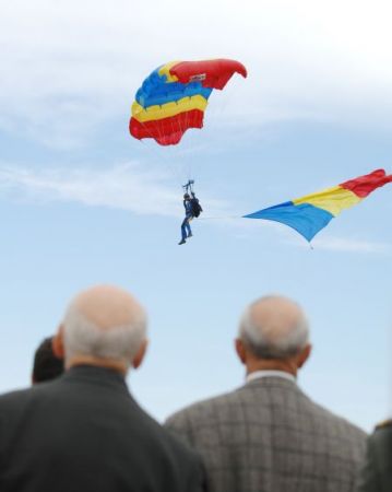 Paraşutist purtat de vânt în pom