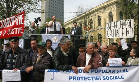 Pensionari aduşi la miting cu autocarele PDL şi PSD