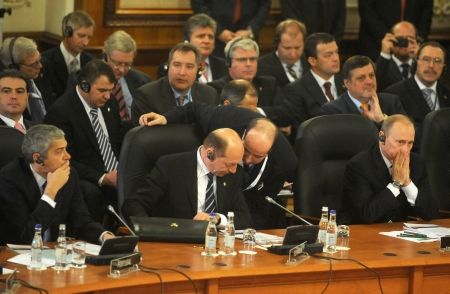 Rusia şi NATO şi-au zâmbit reţinut la Bucureşti