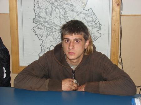 S-a aruncat din maşină de frica poliţiei