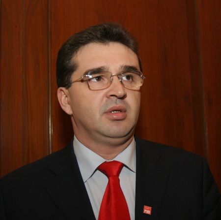 Şefii de partide vor să-i ia lui Oprişan titlul de „baron“