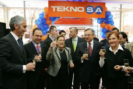 Teknosa, cu lacătul pe uşă