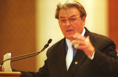 Vadim îi arată svastica „teroristului“ Bush