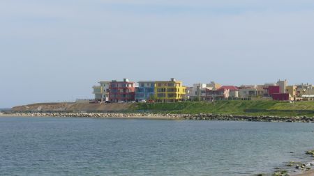 Cartier de pe faleză, în pericol de a aluneca în mare