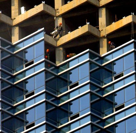 Criza din construcţii îi trimite pe românii din Spania în şomaj