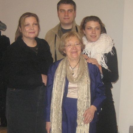 Doamna care predă costumul