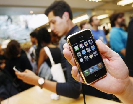 iPhone, oficial în România prin Orange