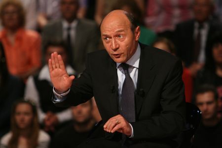 Lui Băsescu îi miroase a blat la Bucureşti