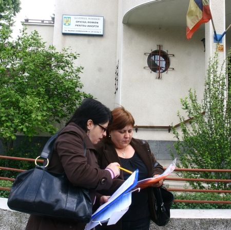 Luptă pentru drepturile copiilor adoptaţi