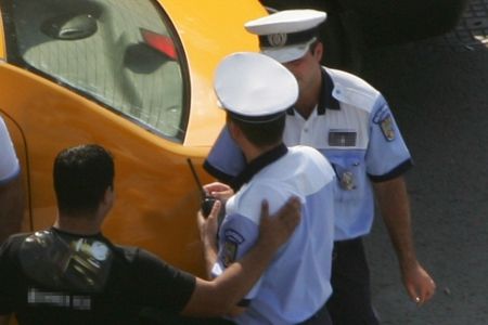 Patru poliţişti-şpăgari de la Rutieră, „săltaţi“ într-o zi
