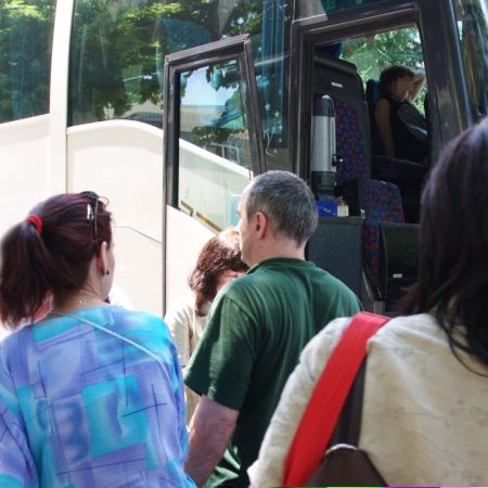Pelerini români abandonaţi în Franţa