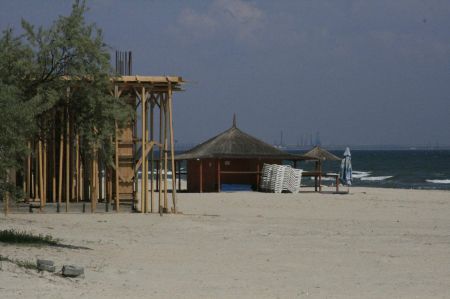 Un nou scandal pe litoral: barurile de pe plajă