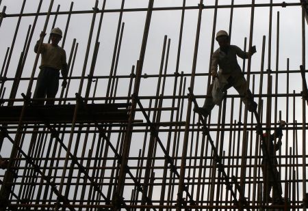 E nevoie de constructori şi de agricultori
