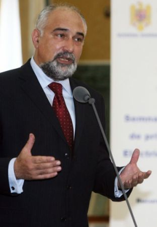 Guvernul ţine cu dinţii de salariul minim
