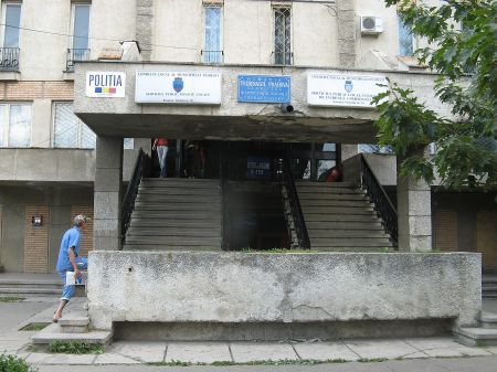 Invalizii, obligaţi să urce scările pentru plata impozitelor