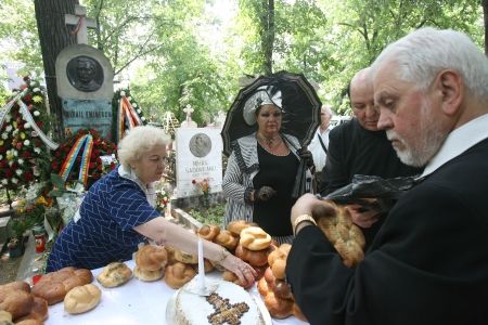 Replici de Caragiale pe coliva lui Eminescu