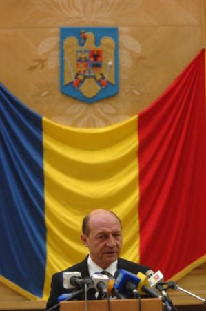 Traian Băsescu face paşi spre a treia Republică