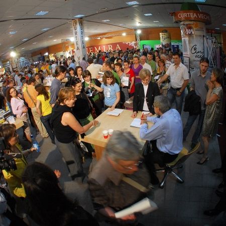 „Zăpada“ lui Pamuk a încins Bookfest-ul şi Mangalia