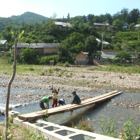 Copiii din sat o aşteaptă la joacă pe Florina