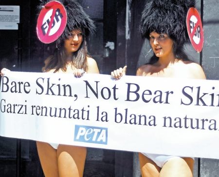Două englezoaice susţin nevoile urşilor bruni la Bucureşti