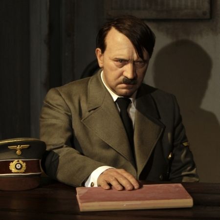 Hitler, decapitat la Madame Tussaud