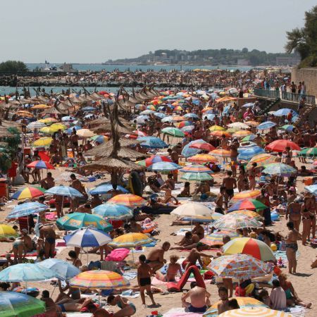 Malul mării, încins la roşu!