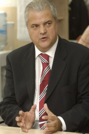 Mihăilescu şi Năstase, se strânge laţul