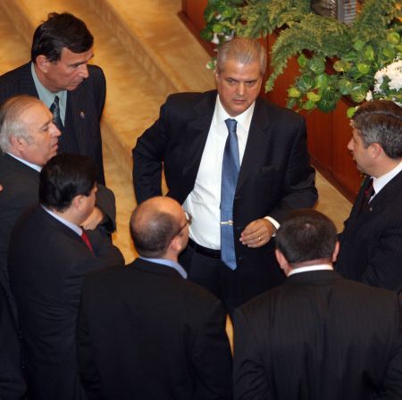 Parlamentul, criticat pentru blocarea dosarelor de corupţie
