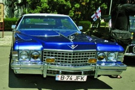 Piedone, ilegal în Cadillac