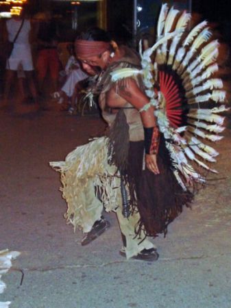 Pieile-roşii dansează pe malul mării