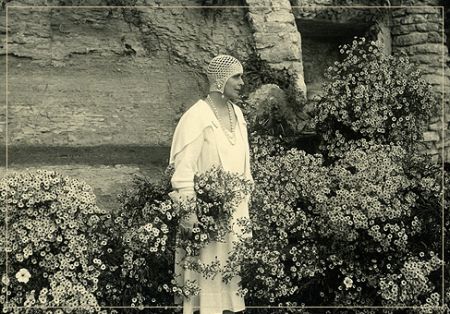 Regina Maria, omagiată de artiştii plastici