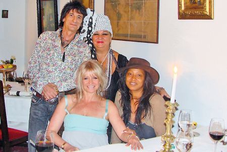 Ron Wood a fugit cu o tinerică