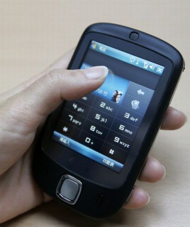 Telefonul "cărămidă" a revenit pe piaţă