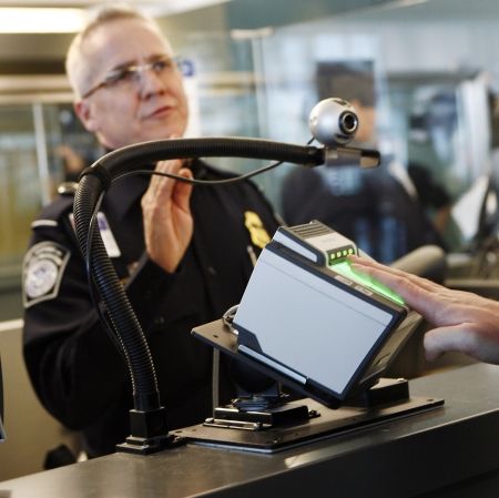 Americanii, cu ochii în laptopurile turiştilor