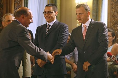Băsescu a dat cu Geoană de pământ