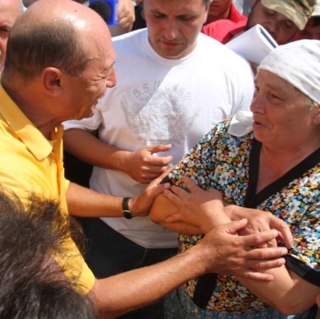 Băsescu: "Să se strângă haine, nu conserve"